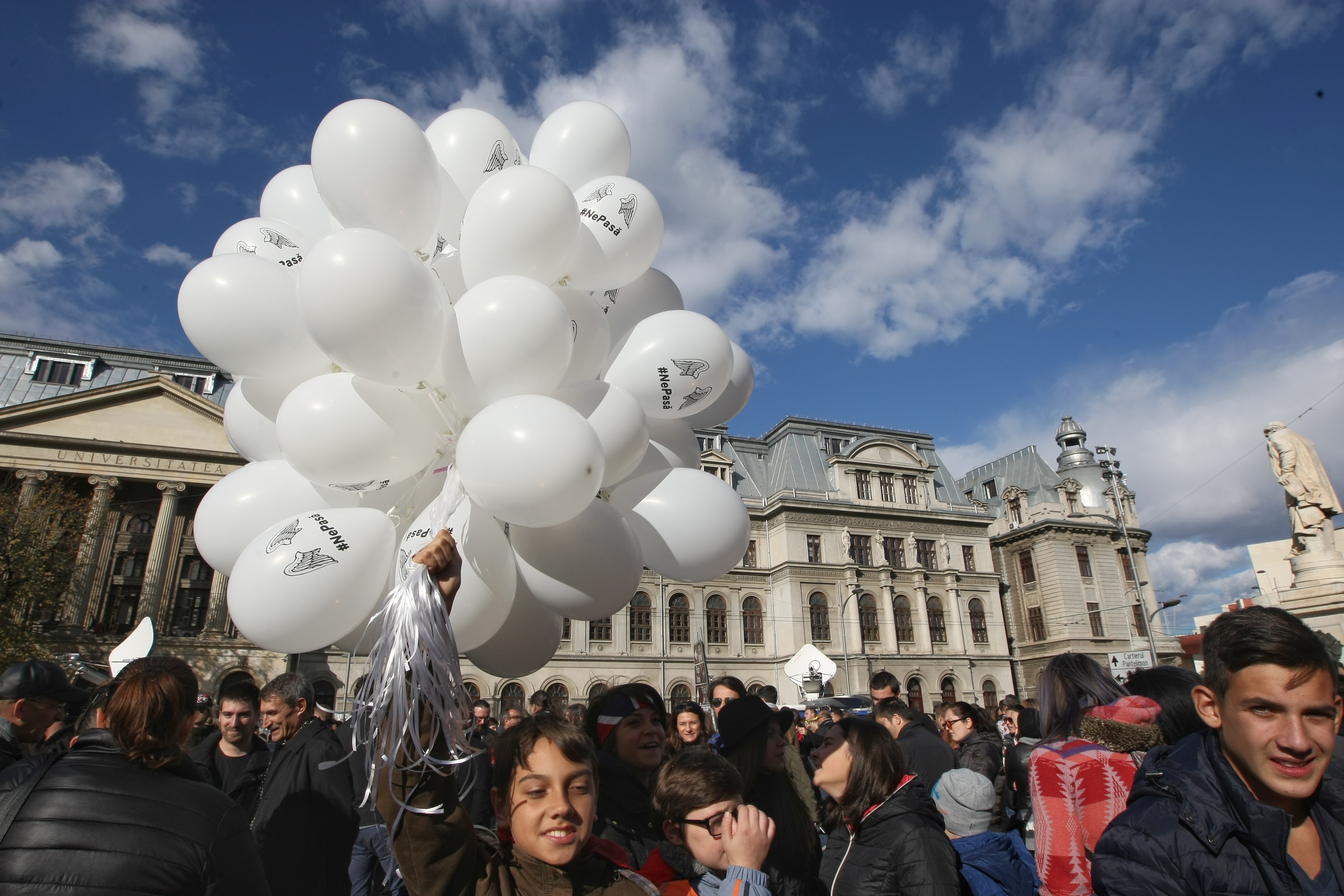 Un an de la Colectiv. Peste 5.000 de oameni s-au recules în fața clubului. Moment emoționat la ora 22.32