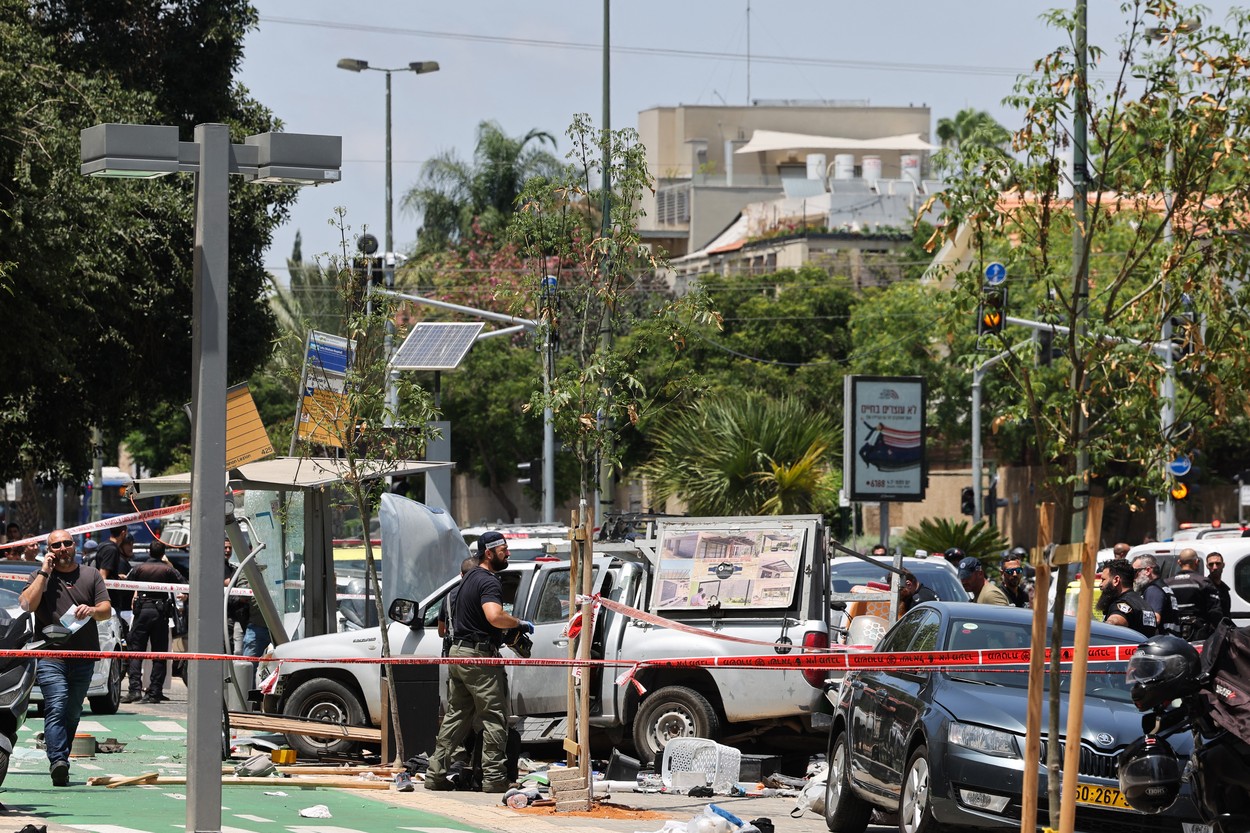 Atac terorist în Tel Aviv. Cel puțin 8 persoane, rănite după ce un atacator a intrat cu mașina în mulțime, apoi a înjunghiat un trecător