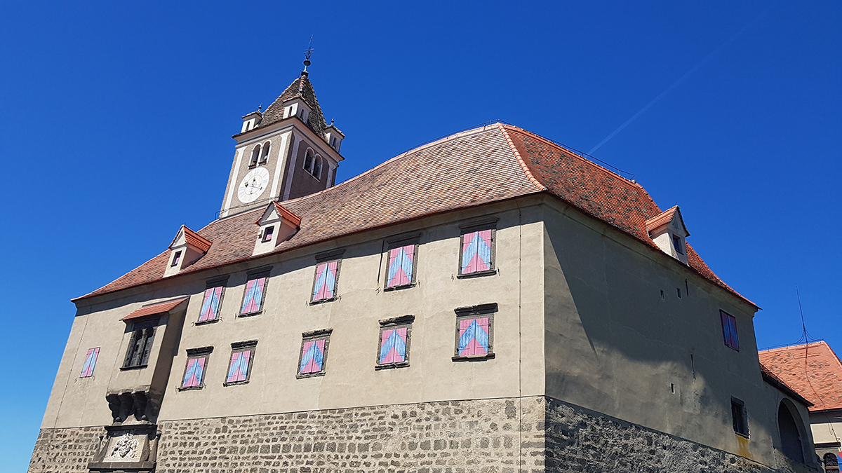 REPORTAJ ÎN AUSTRIA. Poliția păzește castelul prințului din Riegersburg, pentru că „le-am ucis ursul și s-au supărat foarte tare”