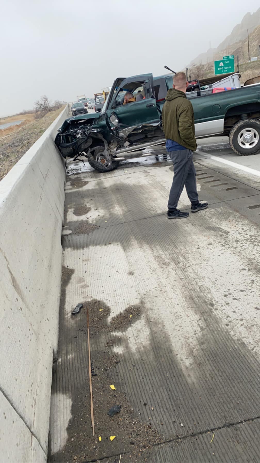 Momentul când un polițist intră intenționat cu mașina într-o camionetă care circula pe contrasens, pe o autostradă din Statele Unite | VIDEO