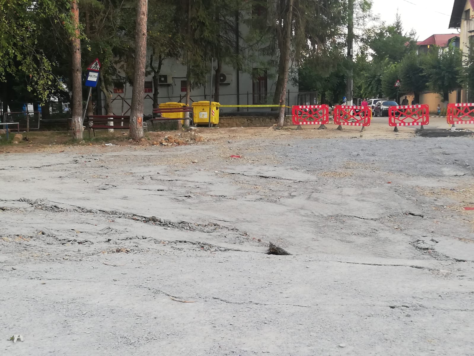Se surpă din nou pământul la Slănic Prahova. Asfaltul a început iarăși să se crape | VIDEO