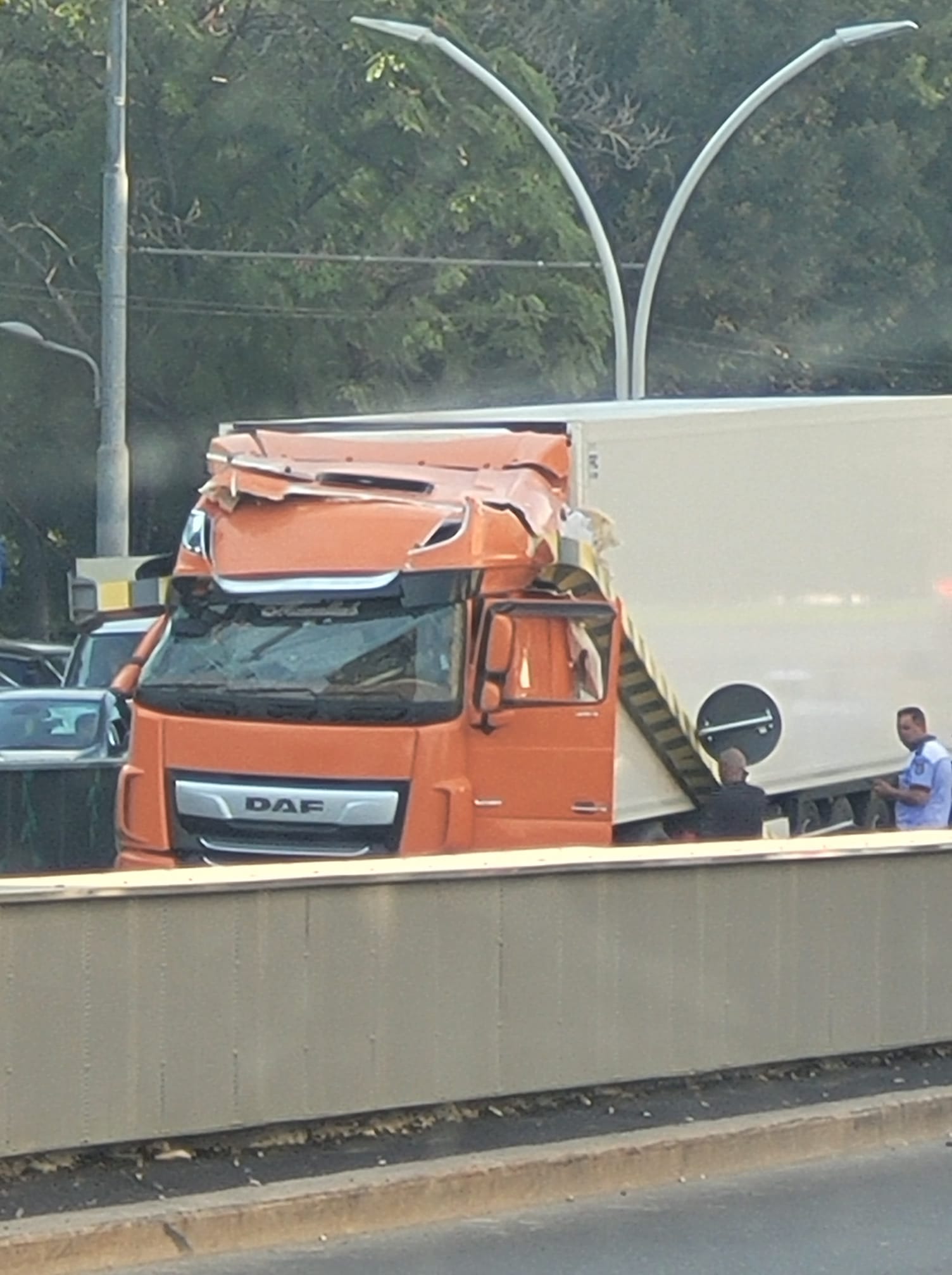 Limitatorul de înălțime de la intrarea în Pasajul Unirii, distrus de un TIR la câteva zile după redeschiderea pasajului