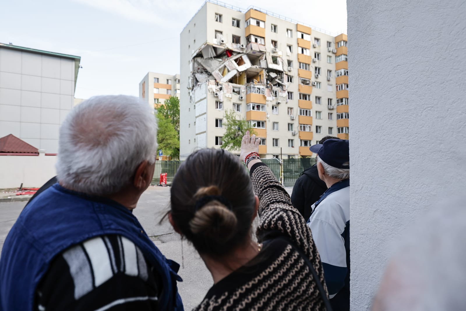 Locatarii blocului care a explodat în Rahova acum 6 luni sunt disperați: „Nimeni nu ne ajută. Venim ca proștii pe aici, ne uităm și plecăm”