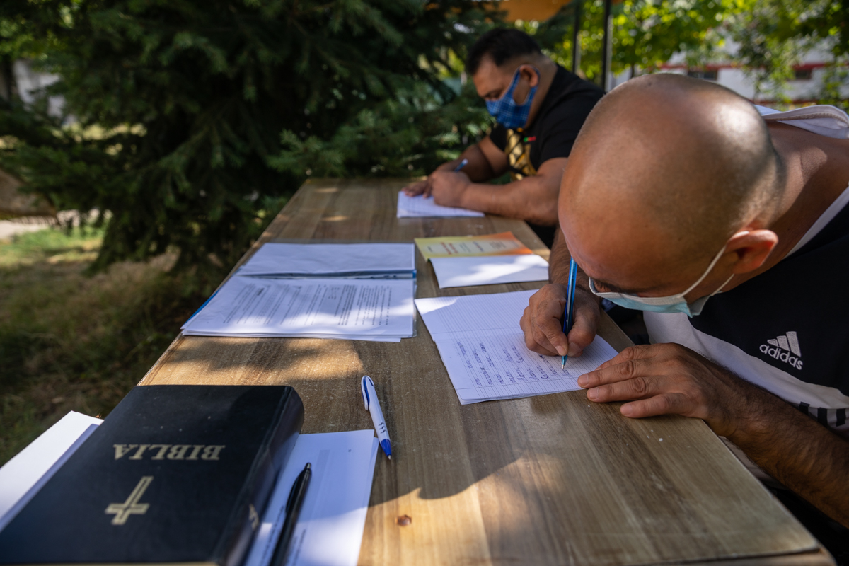 Preotul care îi învață alfabetul pe deținuții de la Jilava și le dă teme de făcut în celulă. „Daniel scrie cel mai frumos, așa îmi pare mie”