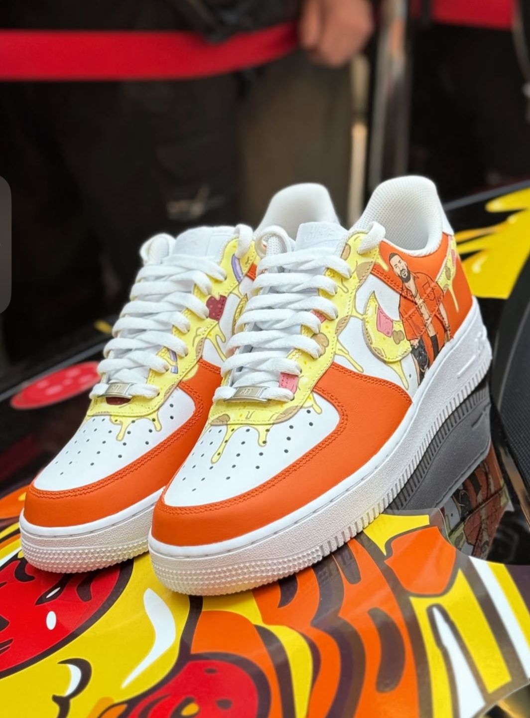 Dennis Măldărășanu face artă pe adidași: „Tata se uită la videoclipurile mele încontinuu”. Cât costă să-ți personalizezi o pereche de sneakerși