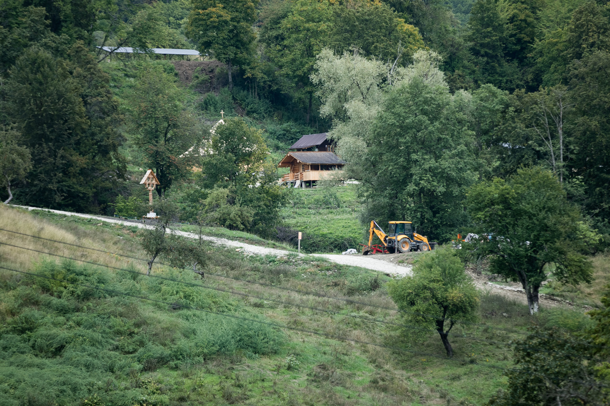 REPORTAJ. Viața celor 10 locuitori rămași în satul în care Gigi Becali a făcut o mănăstire și are planuri pentru alta: „Domnul ăsta a venit la poartă, m-a întrebat câţi ani am, apoi s-a dus şi mi-a adus o găleată de apă”