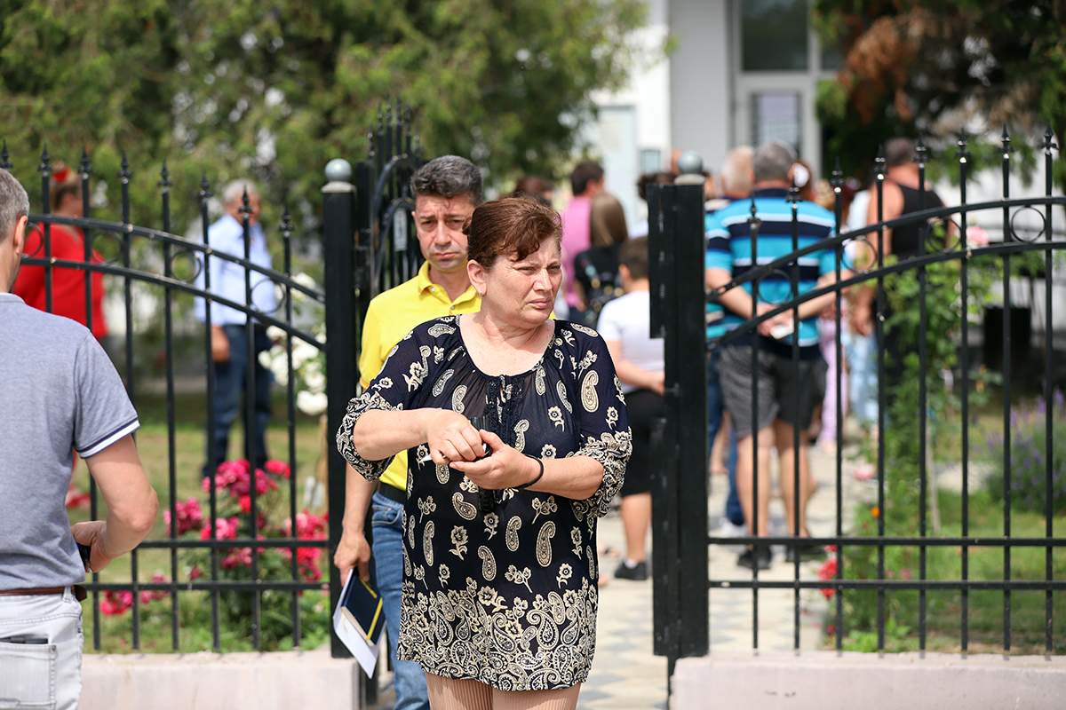 REPORTAJ Alegeri 2024 | Poliție, jandarmi și o bunică speriată de propria nepoată la Belciugatele: „M-a făcut în tot felul că am urcat în mașina primarului!”