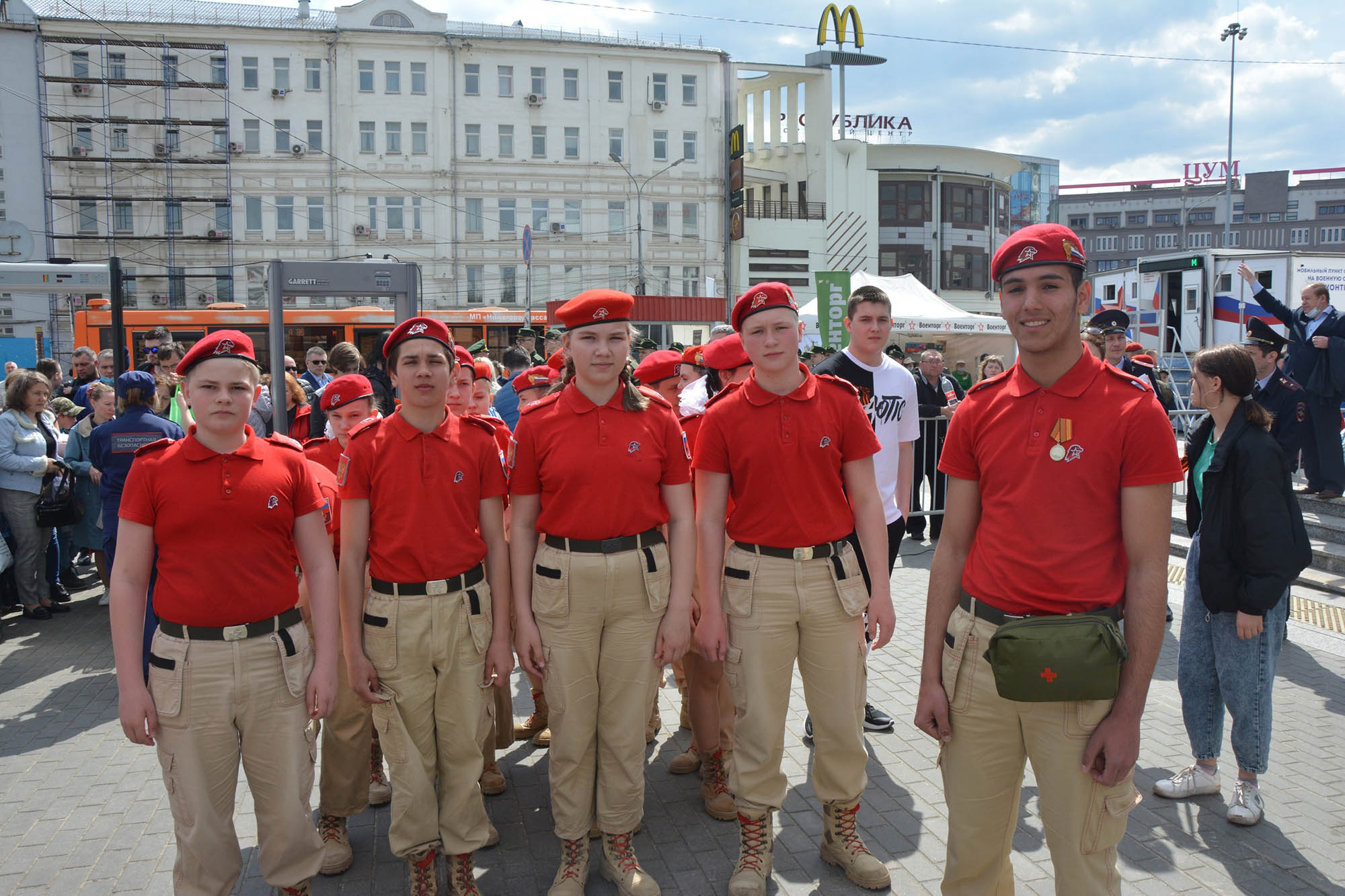 „Muriți pentru Rusia!”. Adolescenții ucraineni primesc pașapoarte noi în teritoriile ocupate, sunt „reeducați” și recrutați în organizații paramilitare