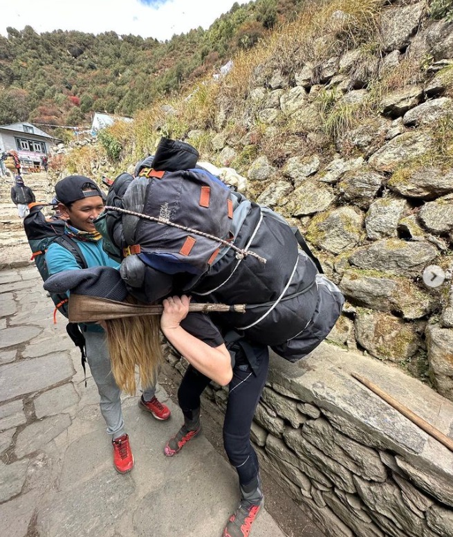 Delia Matache e vedetă în presa din Nepal. Ce au scris jurnaliștii despre cântăreață, care a pornit într-o călătorie neașteptată