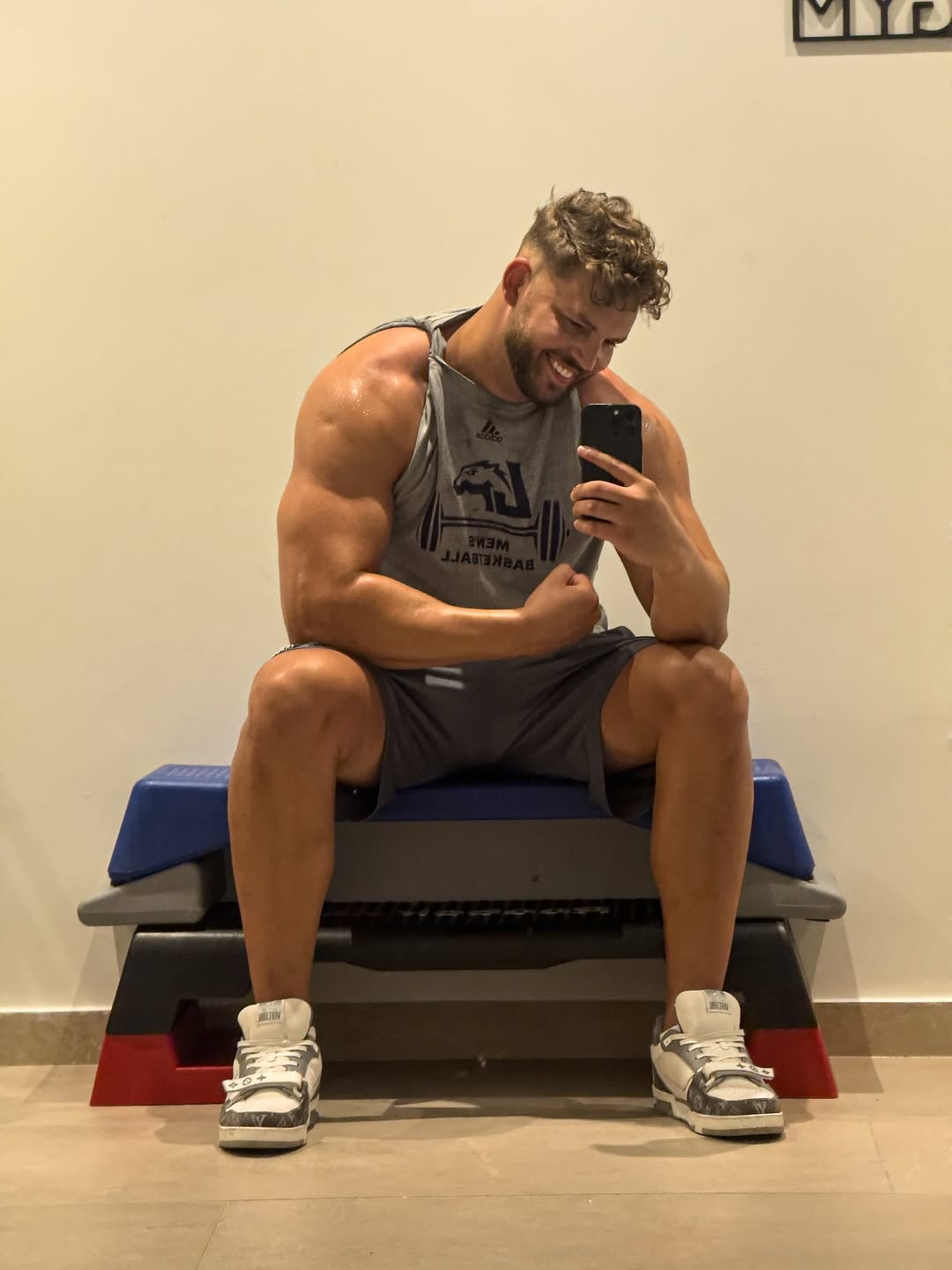 Cel mai urmărit român de pe Instagram a lăsat Marea Britanie pentru București. De ce a venit în țară „Urmașul lui Arnold Schwarzenegger”