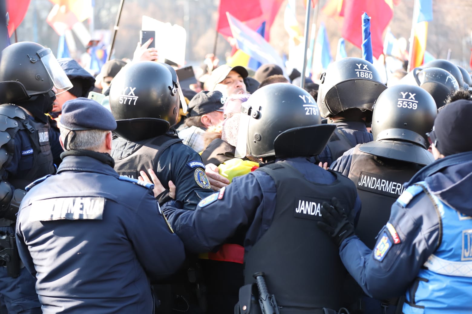Patru dosare penale şi cinci amenzi, după protestul din Piaţa Victoriei. Jandarmii au folosit gaze lacrimogene