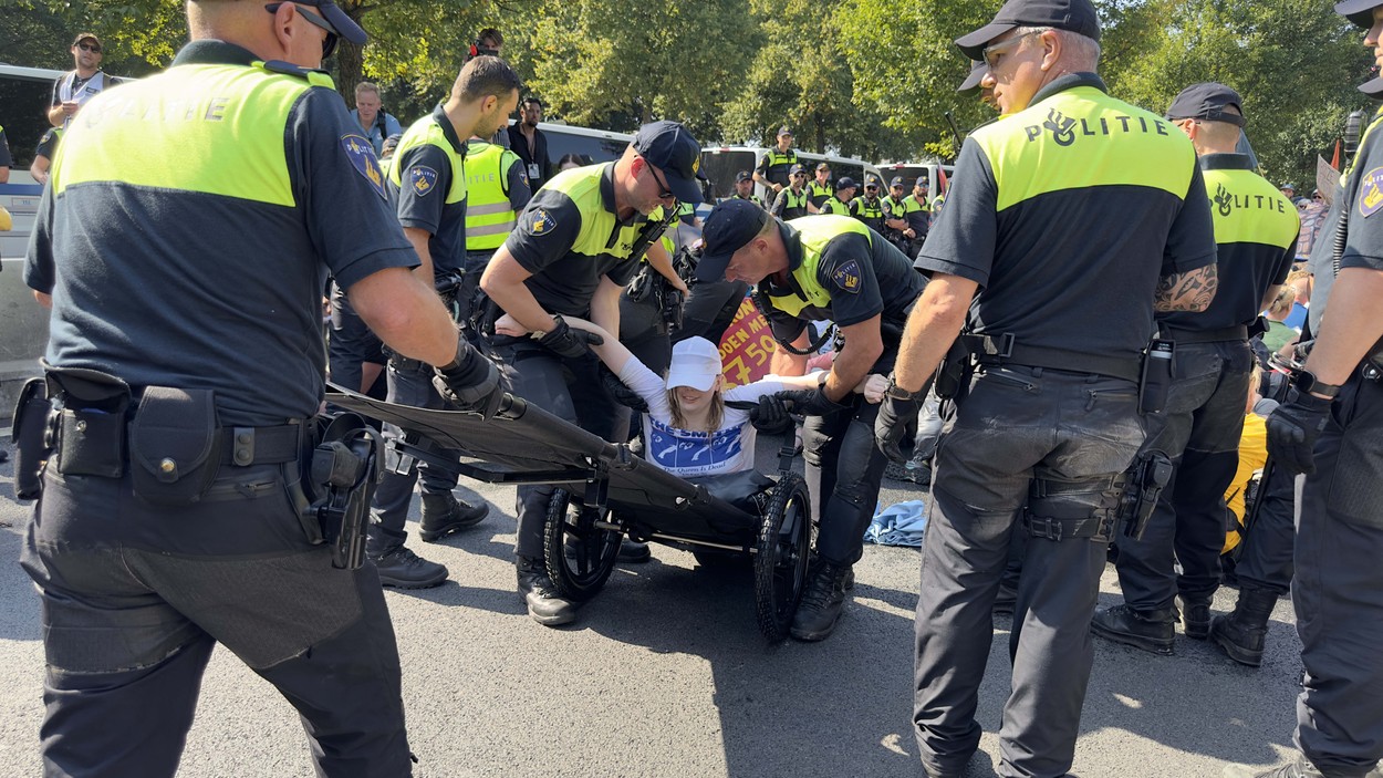 Poliția din Olanda a pus tunurile de apă pe activiștii de mediu care au blocat o autostradă. 2.400 de oameni, reținuți