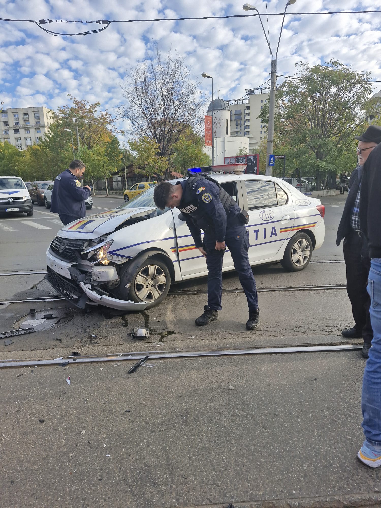 Șoferița lovită de mașina poliției în care erau doi suspecți reținuți acuză că autospeciala nu are RCA și nici nu avea semnalele acustice și luminoase pornite