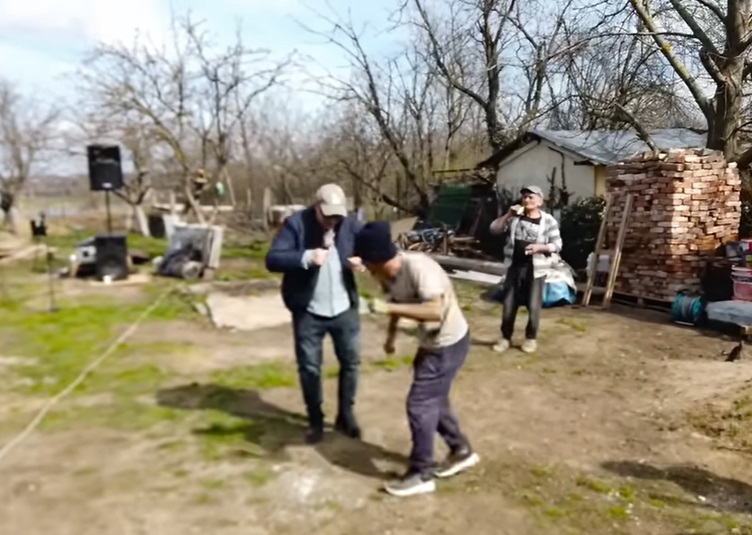 Noi imagini cu Puya la țară. Cum arată curtea și casa renovată: „Costă foarte puțin”