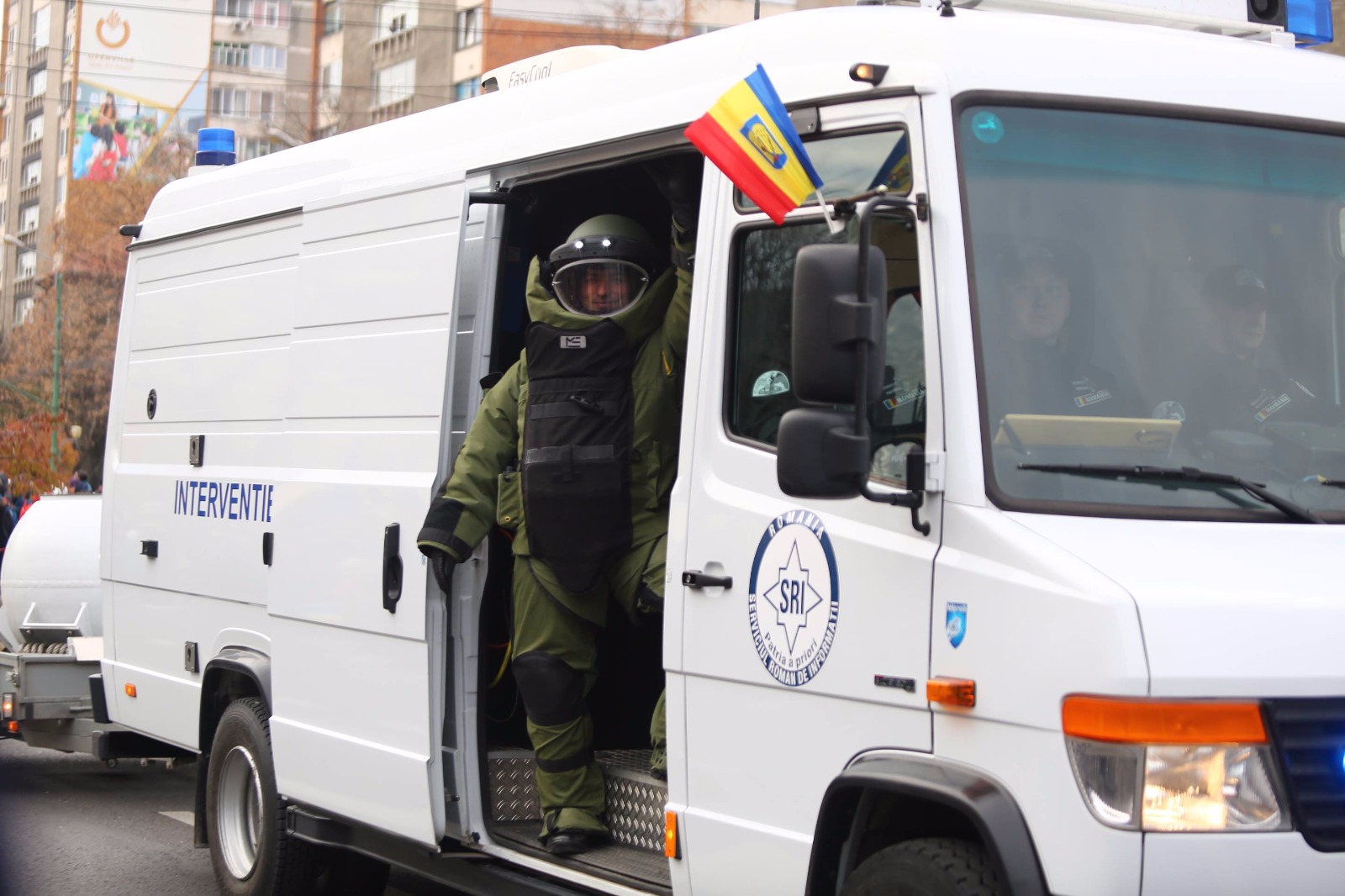 GALERIE FOTO/ Mii de timișoreni au înfruntat frigul să vadă parada militară. Și aici oamenii au huiduit discursul transmis de Viorica Dăncilă