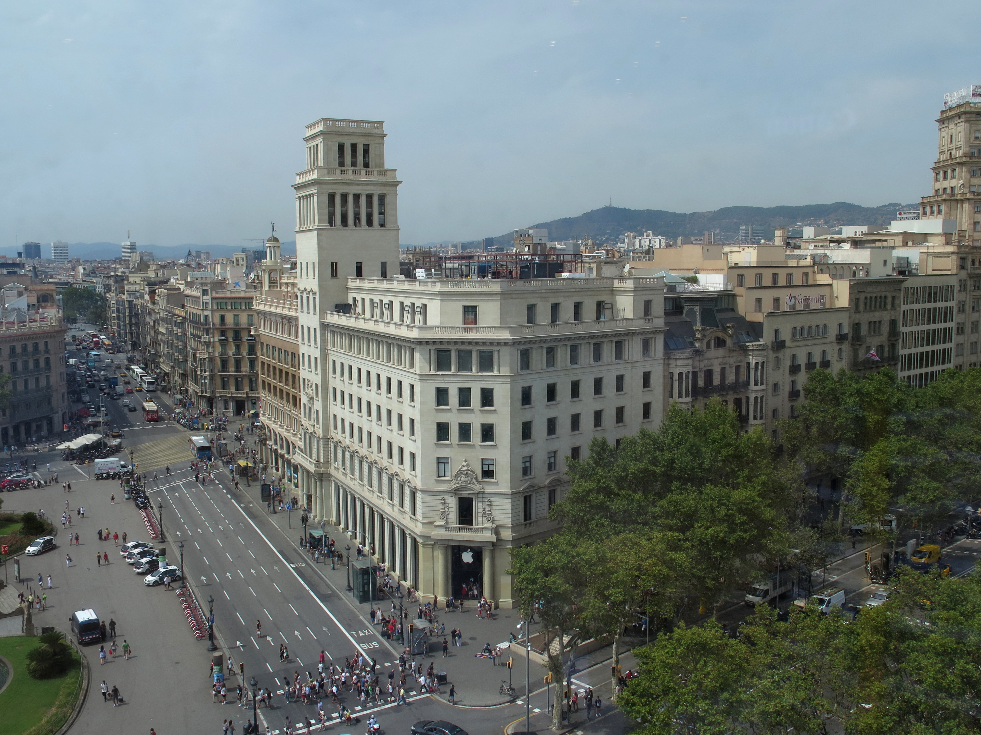 Teroare în Barcelona | Autorul atacului este în continuare căutat de polițiști. Bilanțul atentatului: 14 morți și 130 de răniți