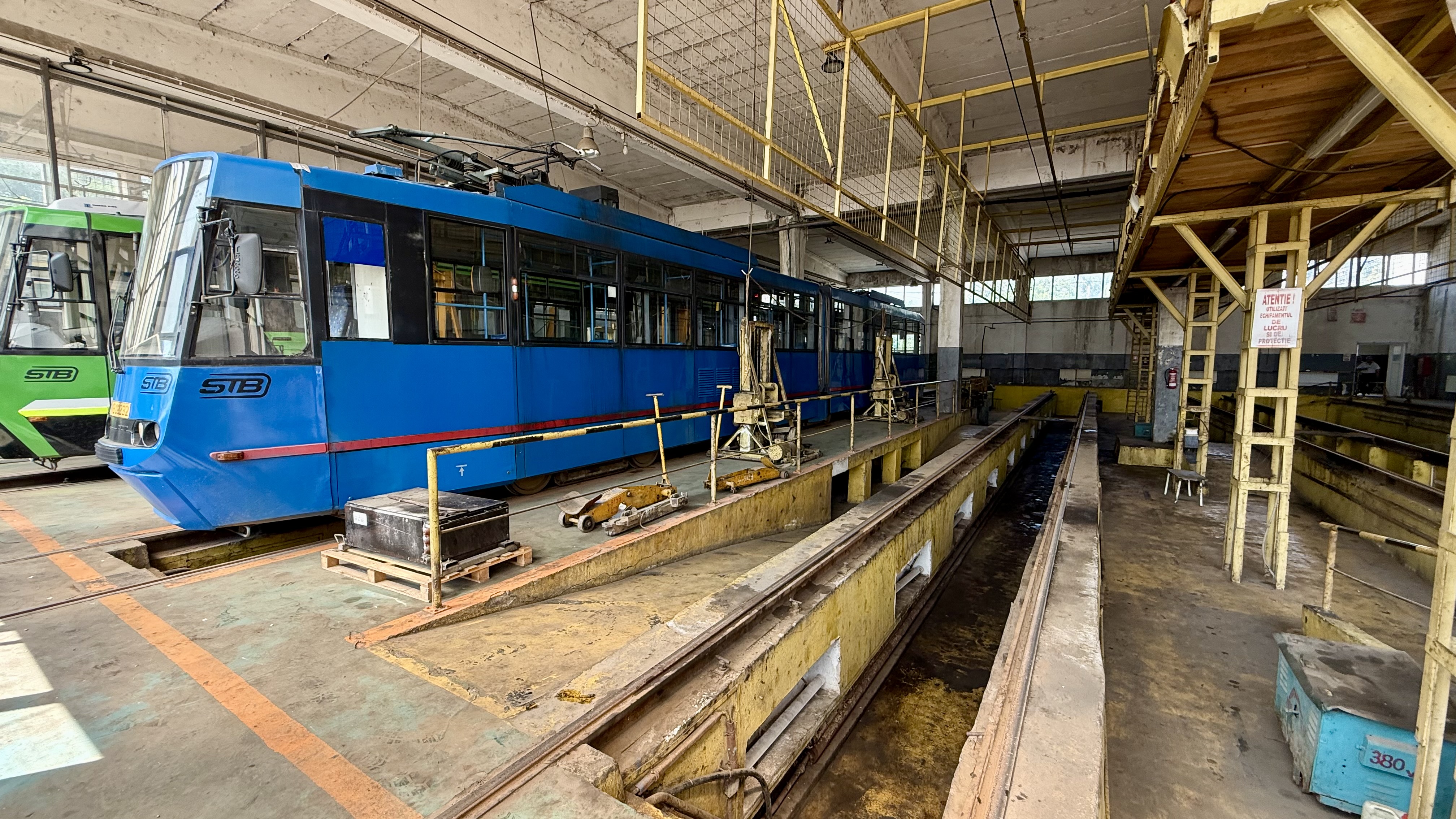 Ultima oprire pentru tramvaiele Tatra: Depoul Militari și-a deschis porțile pentru zeci de pasionați