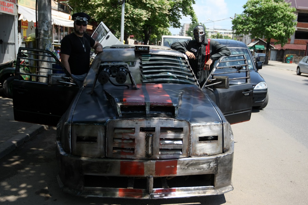 GALERIE FOTO| Au transformat o mașină abandonată într-un blindat ca-n filme