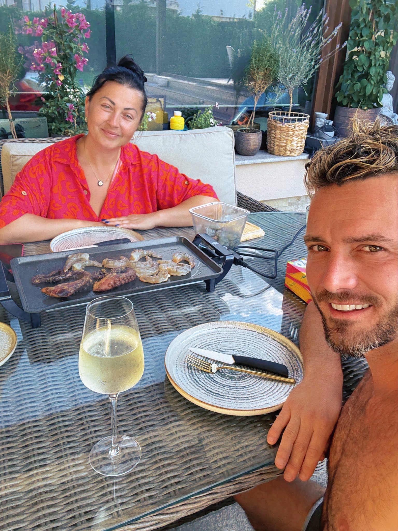 Tavi Clonda a mers la Beach, Please! fără Gabriela Cristea. Cine l-a însoțit pe artist și ce s-a întâmplat cu soția și fetele lui. „Facem așa o băiețeală”