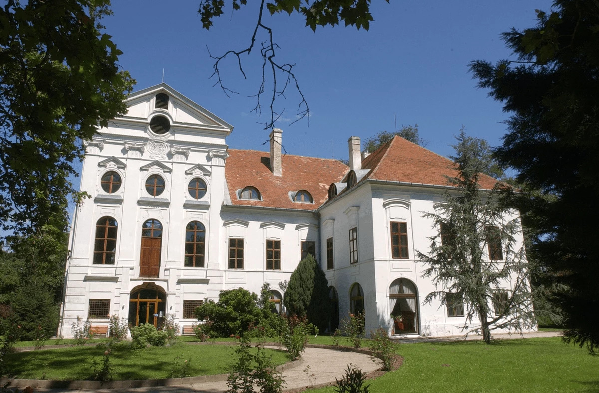 A Boszorkányszigettől a Fekete-kastélyig - Elátkozott és kísértetjárta helyek Magyarországon