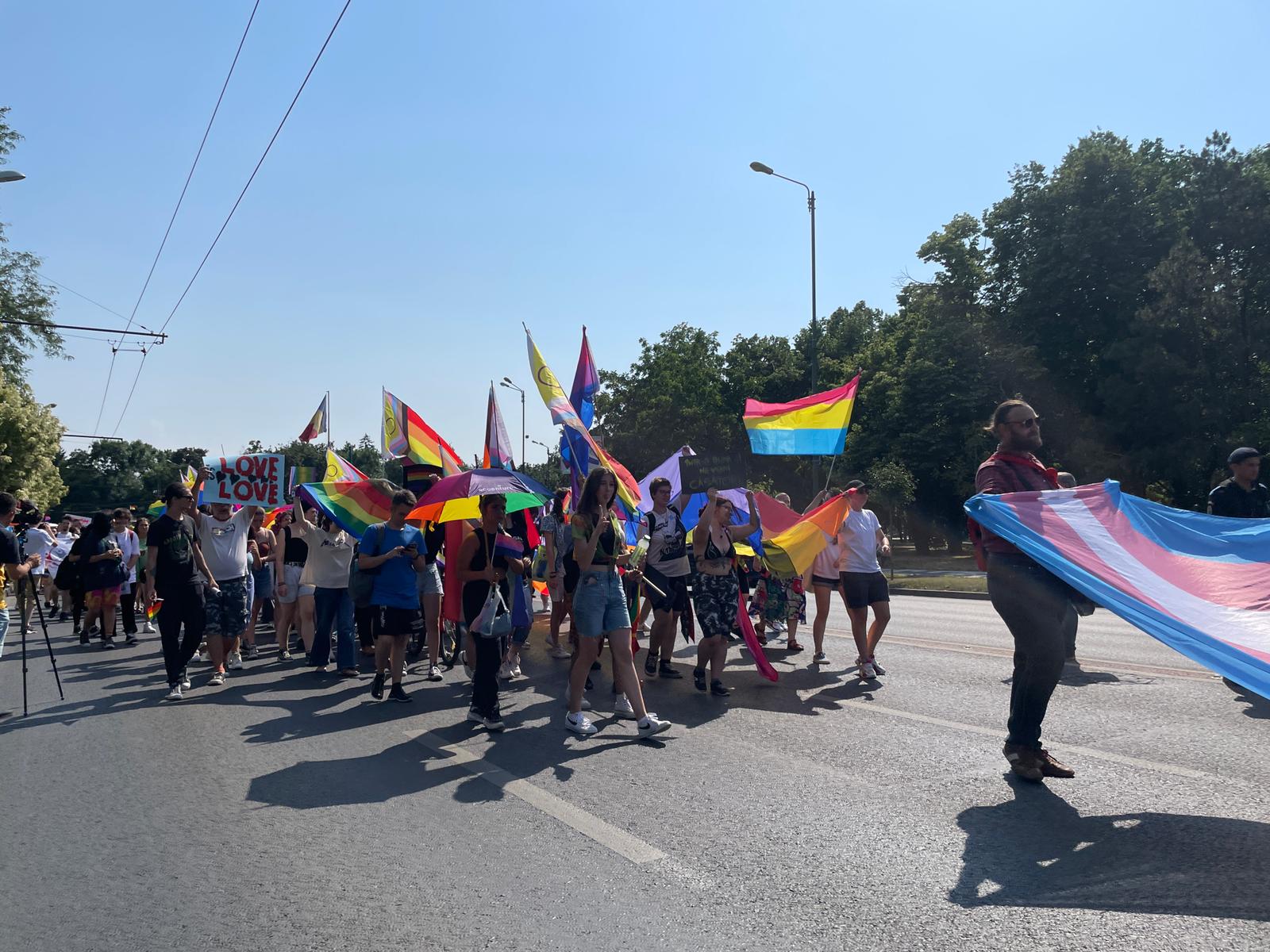 Sute de participanți la primul marș Pride din Timișoara. „Trăim într-o țară din UE care nu oferă nici o formă de recunoaștere cuplurilor de același gen”