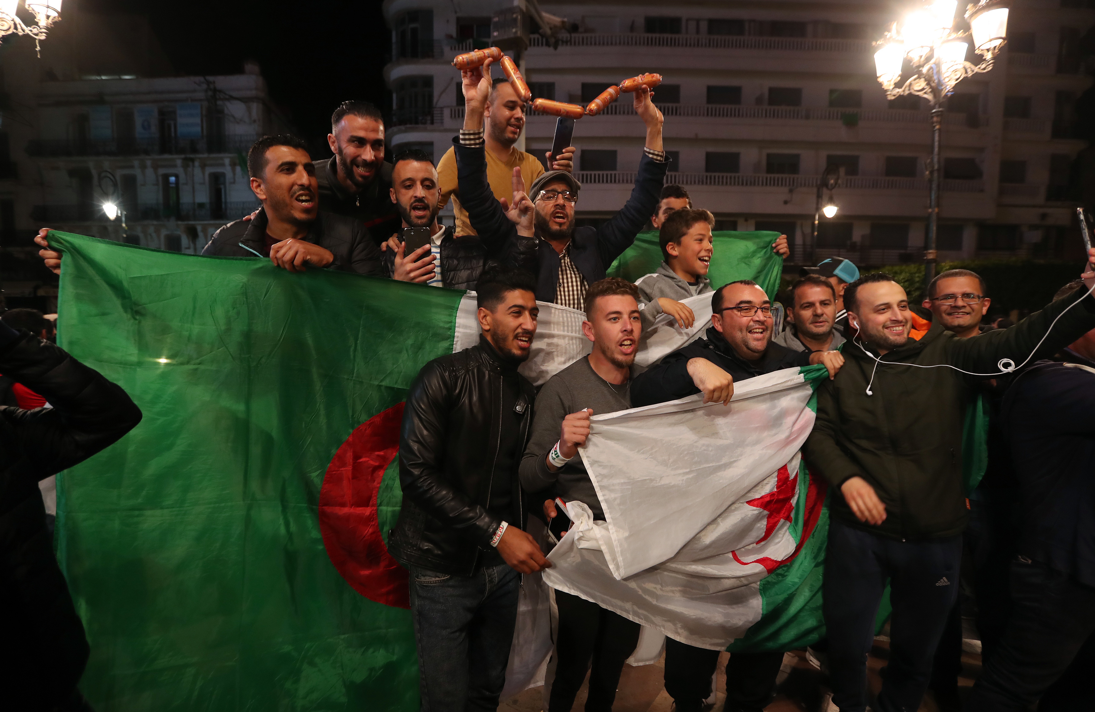 Mii de algerieni au sărbătorit în stradă demisia președintelui Abdelaziz Bouteflika (FOTO)