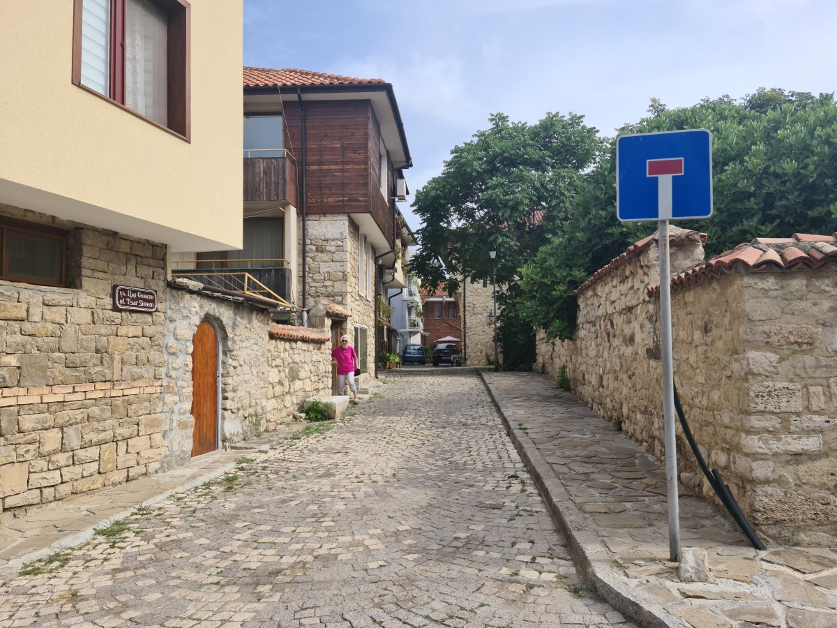 Ce poți face când te-ai săturat de litoralul românesc. Reportaj din stațiunea bulgărească unde se minează criptomonede pe plajă