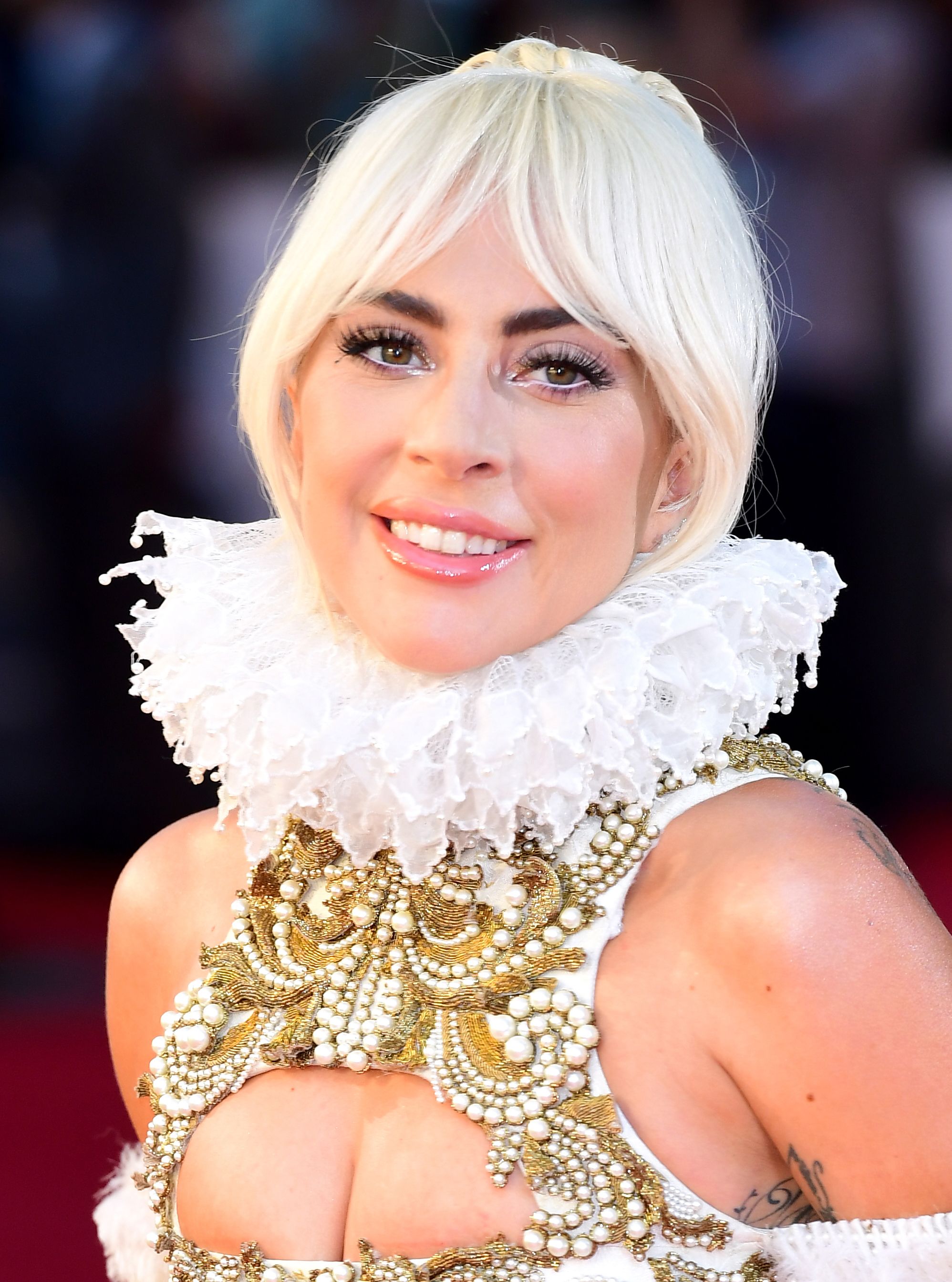 FOTO | Lady Gaga, apariție extravagantă la premiera filmului "A star is born" în UK