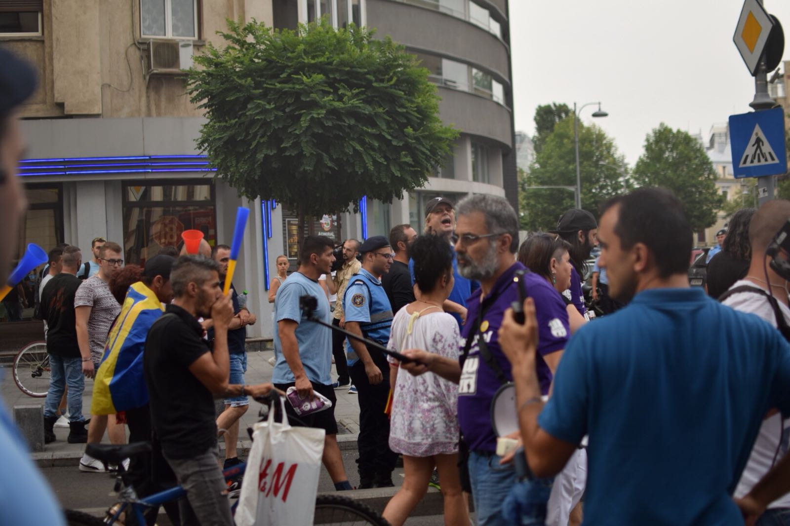 FOTO/ Incidente cu protestatarii #Rezist, înainte de mitingul PSD. Jandarmii i-au evacuat din Piața Victoriei