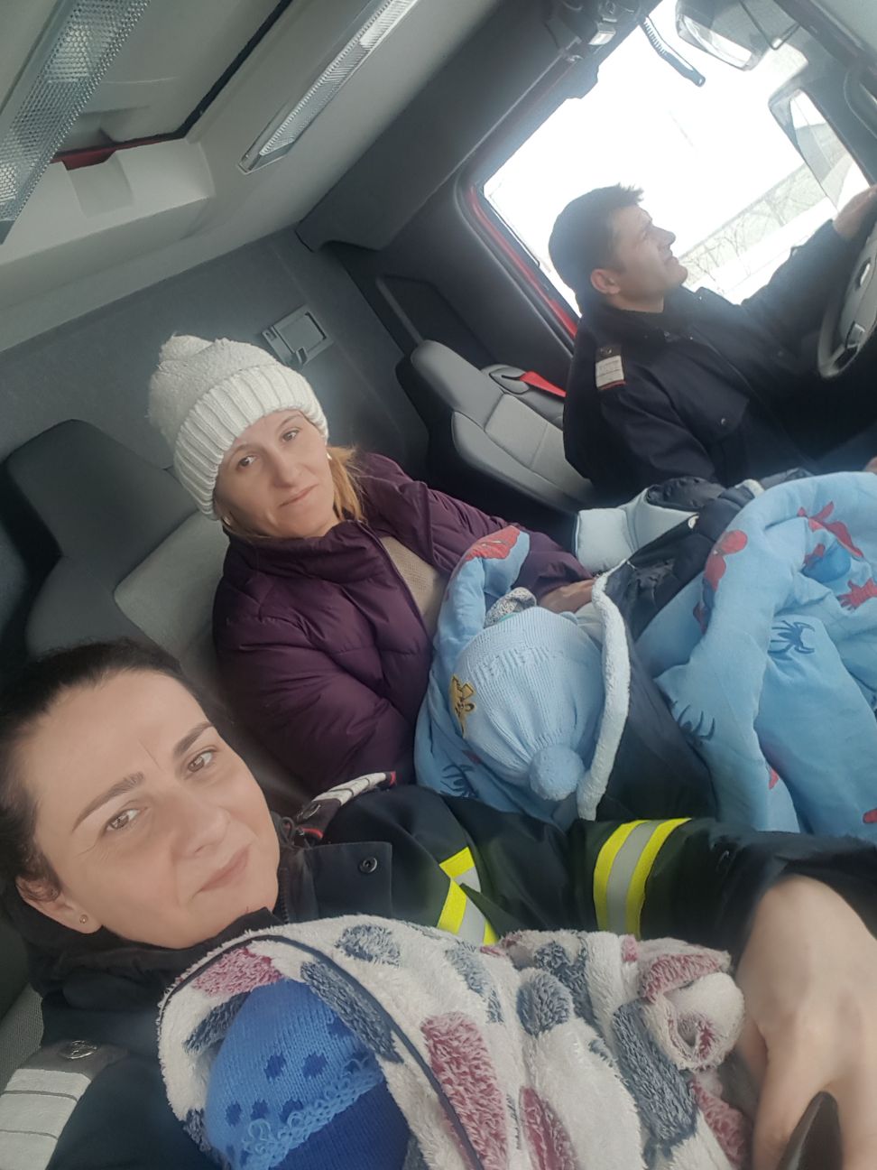 VIDEO/ Pompierii constănțeni au ajutat o femeie cu doi copii bolnavi să ajungă la medic/ GALERIE FOTO