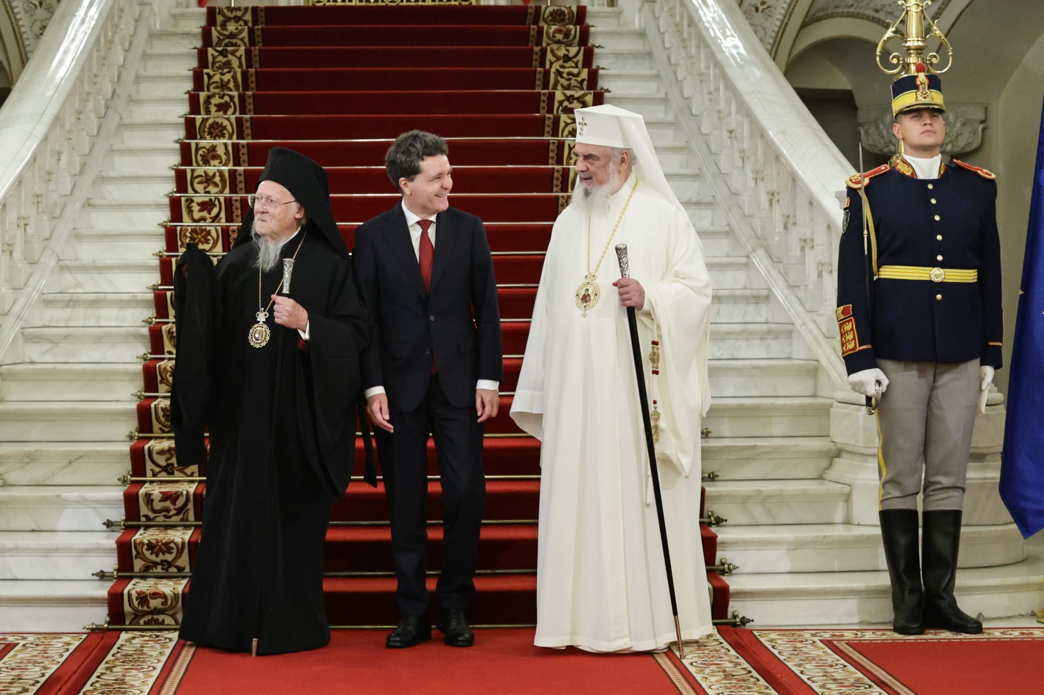 Bartolomeu I, decorat de Nicușor Dan după sfințirea Catedralei Neamului: „România trăieşte un moment istoric”