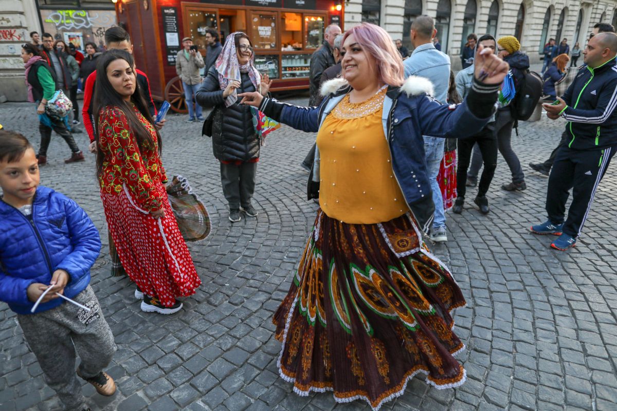 FOTO | Ziua Romilor marcată în acest weekend în București printr-un marș pentru combaterea rasismului și ateliere meșteșugărești