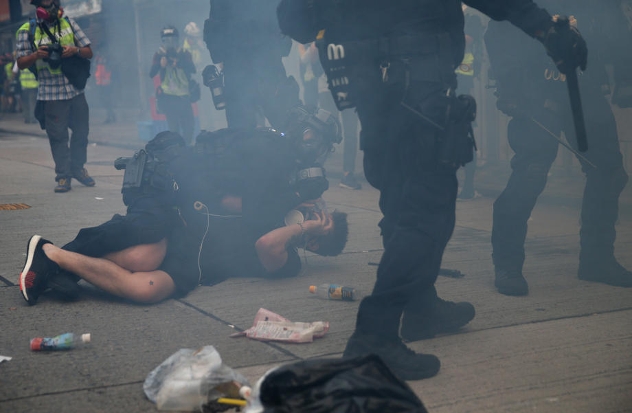 Violențe la Hong Kong. Poliția a pus substanțe iritante în tunurile cu apă, protestatarii au distrus sute de magazine și bănci