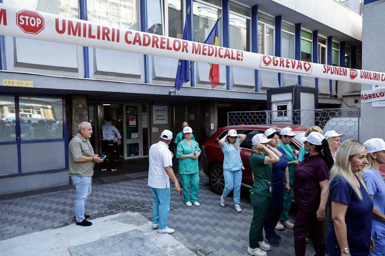 Grevă de avertisment organizată de Sanitas. Noua lege a salarizării propusă de Guvernul Bolojan, sursa nemulțumirilor: „Sporul pentru turele de noapte este o bătaie de joc”