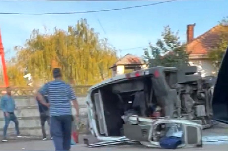 15 victime într-un microbuz lovit de un TIR și răsturnat, la Șivița, în Galați