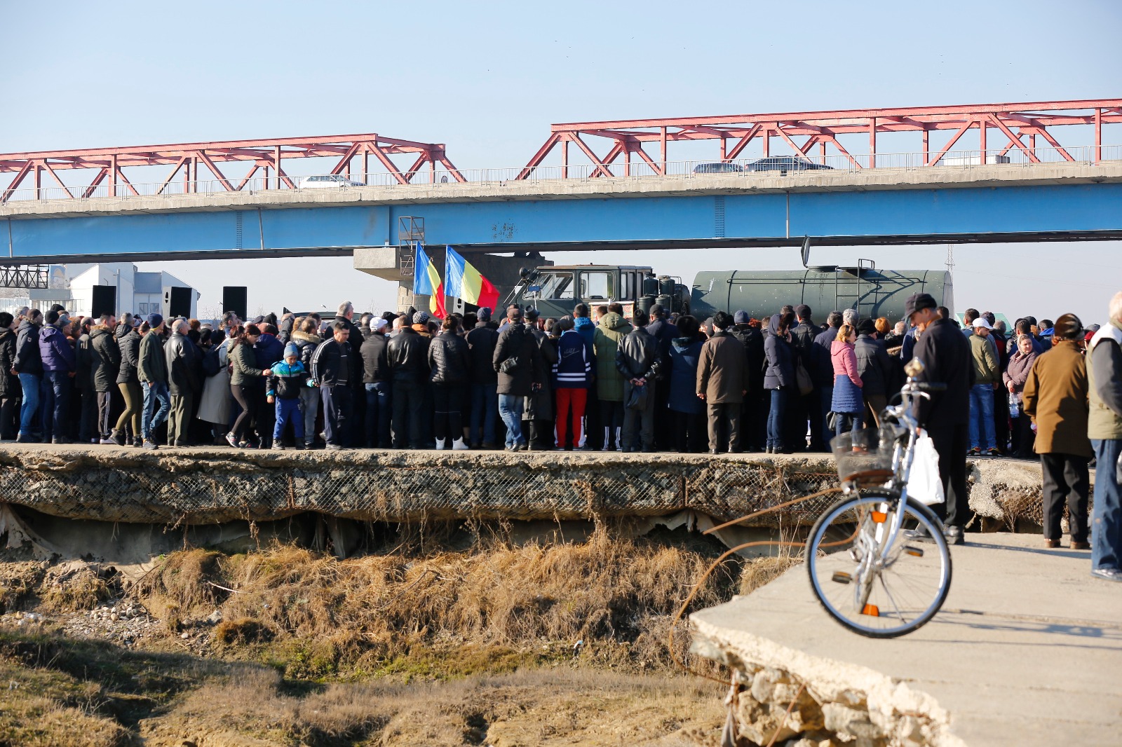 FOTO| La Buzău, un preot militar a binecuvântat multimea cocoțat pe o cisternă a Armatei, de sub podul de la Mărăcineni
