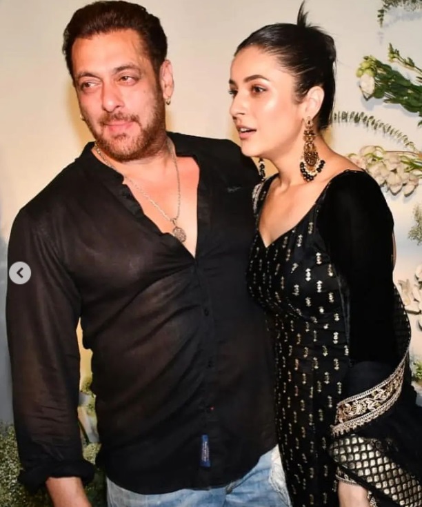 Imagini cu Salman Khan în tandrețuri cu o actriță din India. Fanii au reacționat: „Cu Iulia Vântur de ce nu se pozează așa?”
