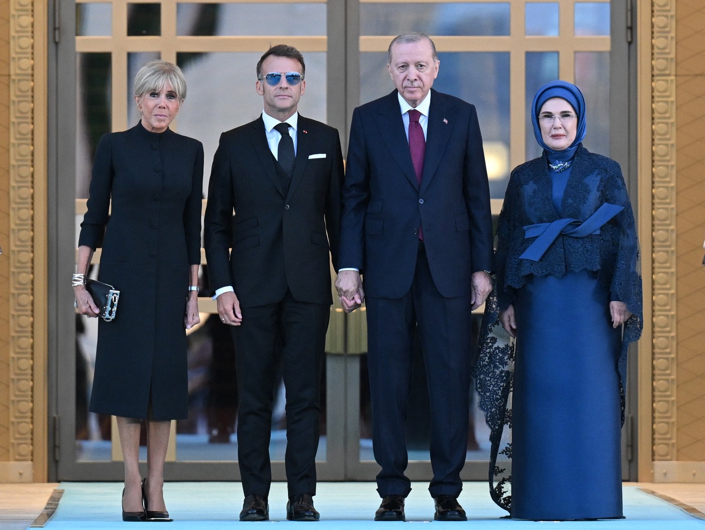 Emmanuel Macron, moment stânjenitor la întâlnirea cu soția lui Erdoğan, la Summitul NATO de la Ankara. Gestul nepotrivit făcut de președintele Franței