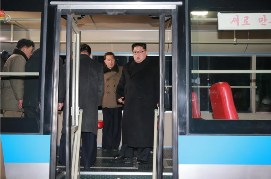 FOTO| Kim Jong-un și soția sa s-au plimbat noaptea cu un troleibuz