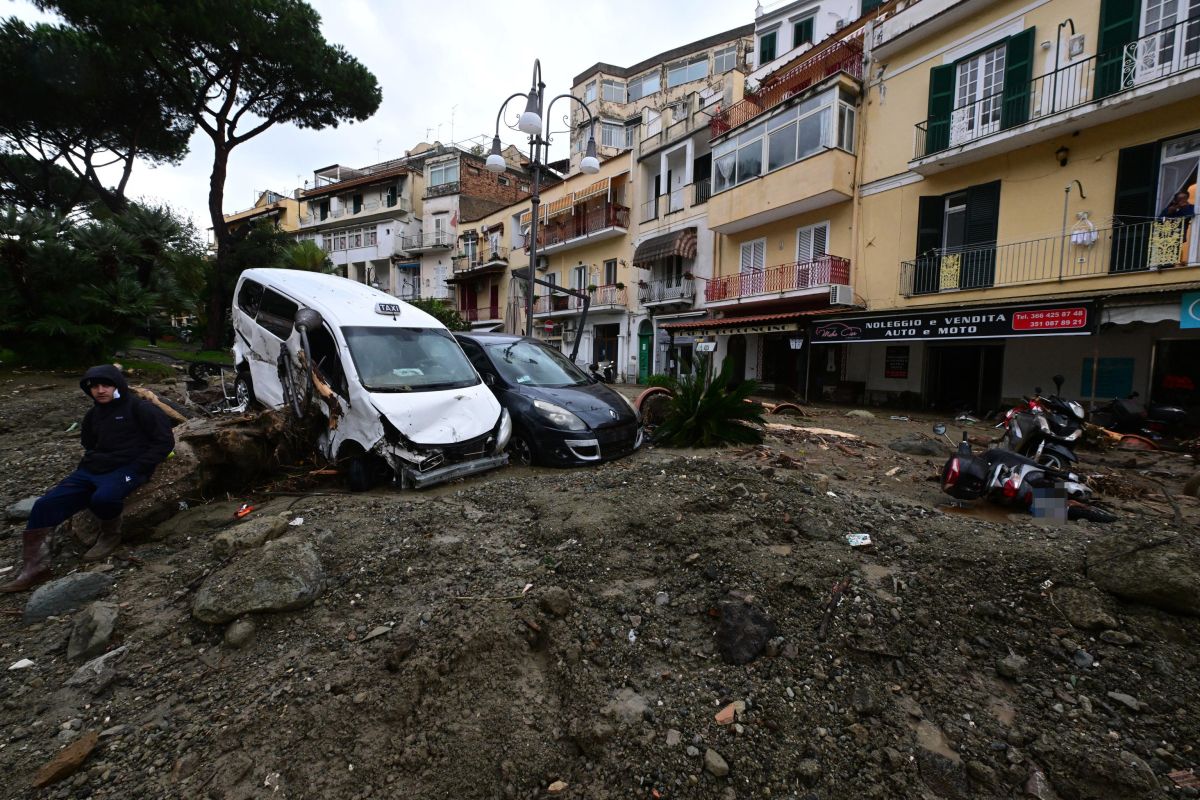 Alunecare masivă de teren pe insula italiană Ischia. O persoană a murit, 11 sunt date dispărute și zeci de case au fost înghițite de ape