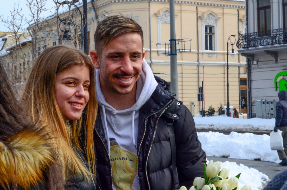Fotbaliștii Craiovei au oferit mărțișoare. Gică Craioveanu a venit pentru meciul cu Dinamo / GALERIE FOTO