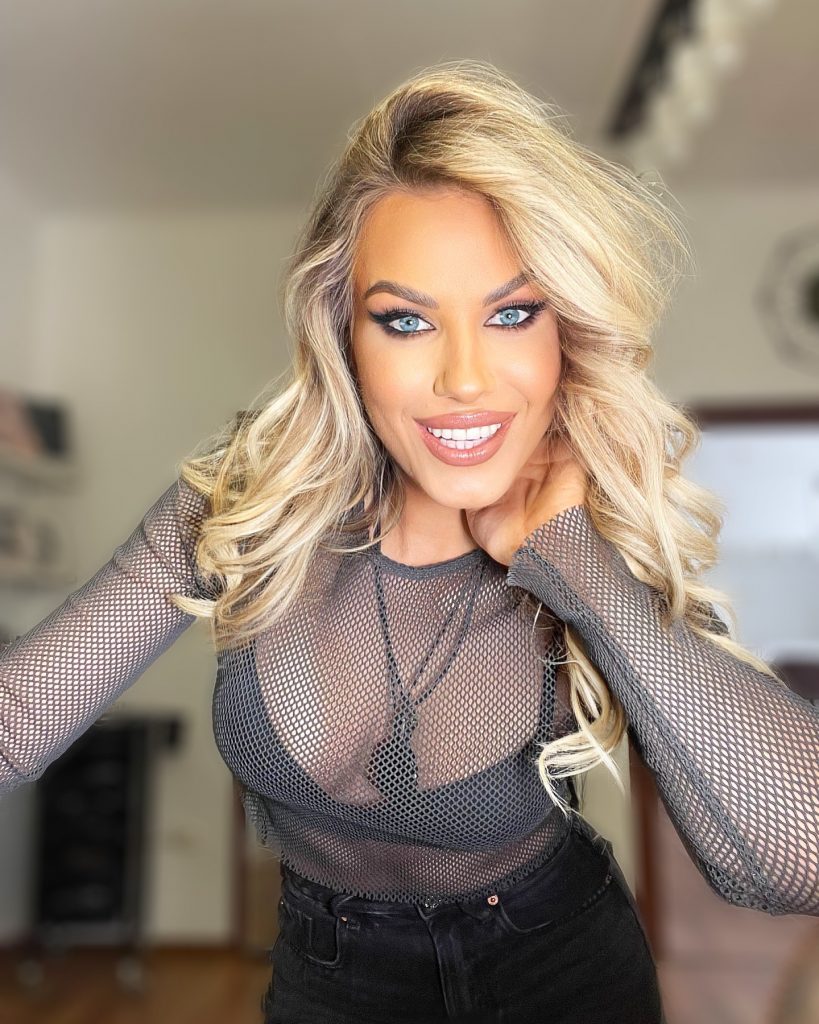 Amna ne poartă „De la dragoste la ură” într-o nouă piesă featuring Robert Toma: „Cred că reprezintă situația multor oameni” / Video