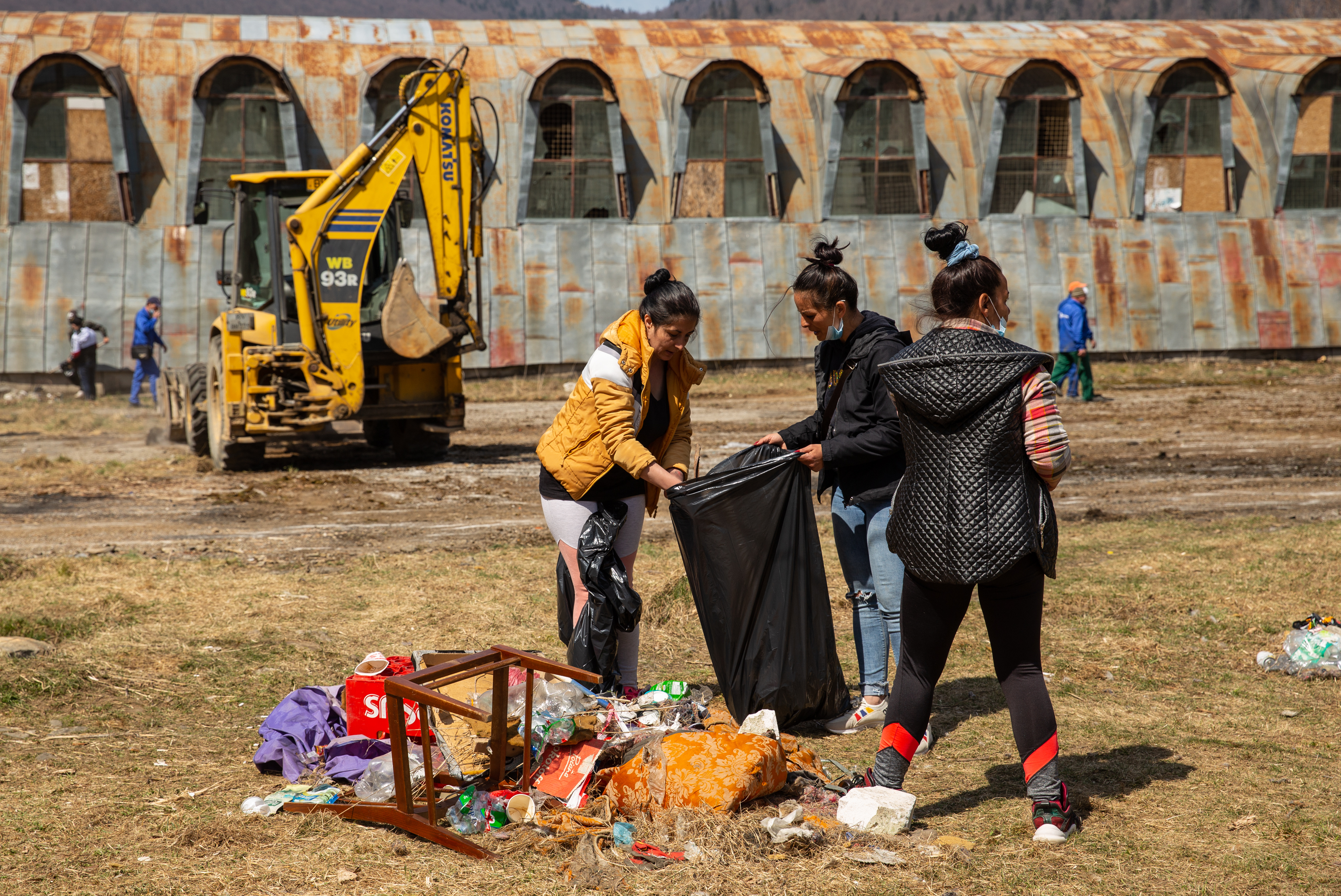Săptămâna Patimilor și recunoștința oamenilor rămași fără case la Azuga: Îi mulțumesc Domnului că i-a lăsat în viață și domnului Vlad că i-a primit în pensiunea lui