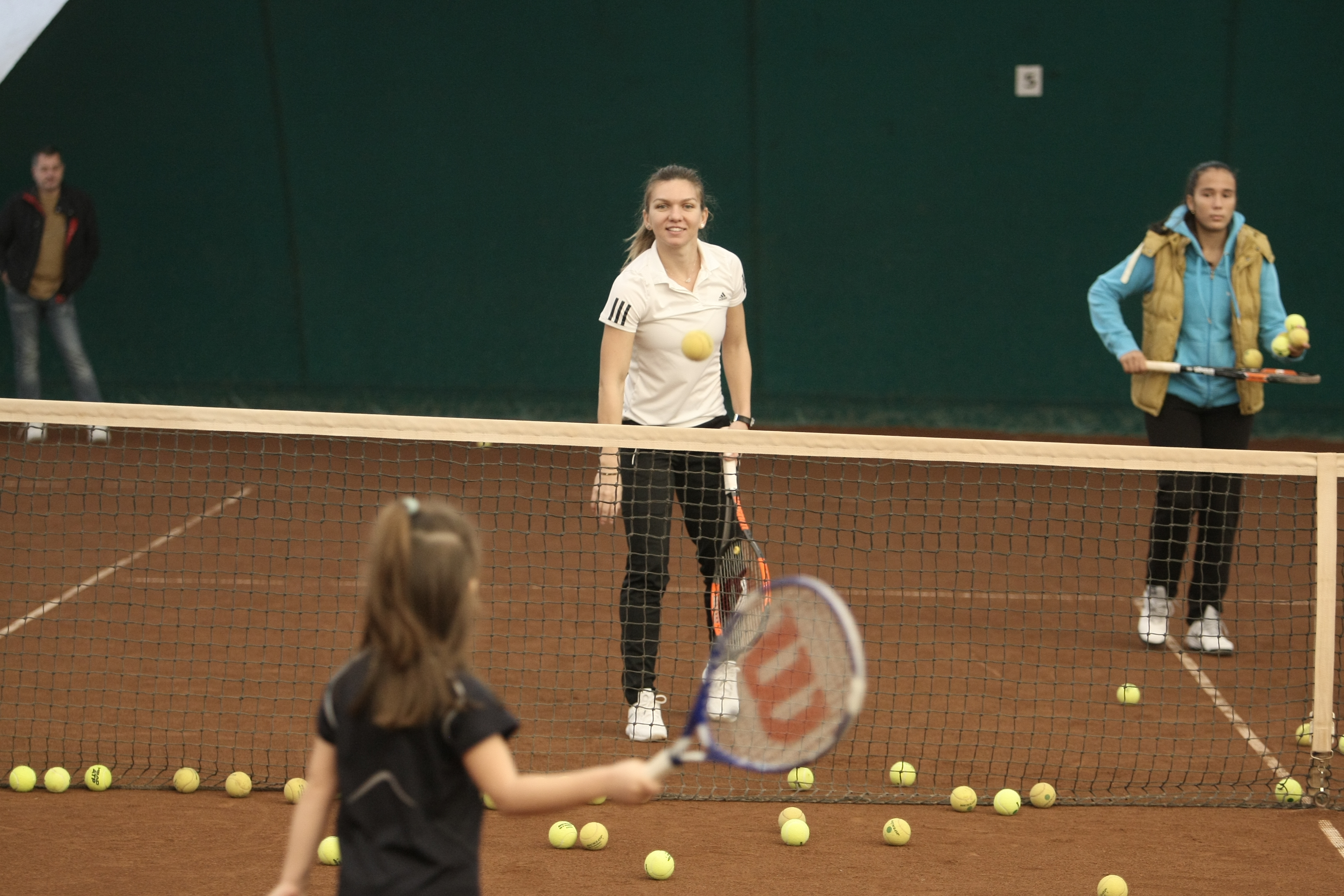 Simona Halep și-a luat energie de la copii! Un fost fotbalist stelist și-a adus fata, ca să ia autograf de la campioană / GALERIE FOTO
