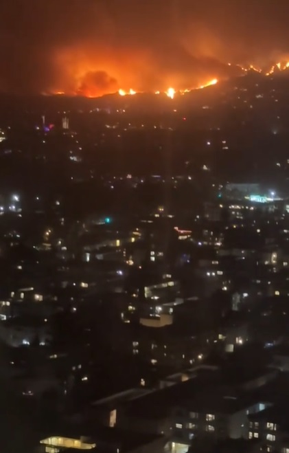 Andra Gogan a filmat de la fereastra apartamentului ei incendiul uriaș din Los Angeles: „Mi-am făcut bagajul”
