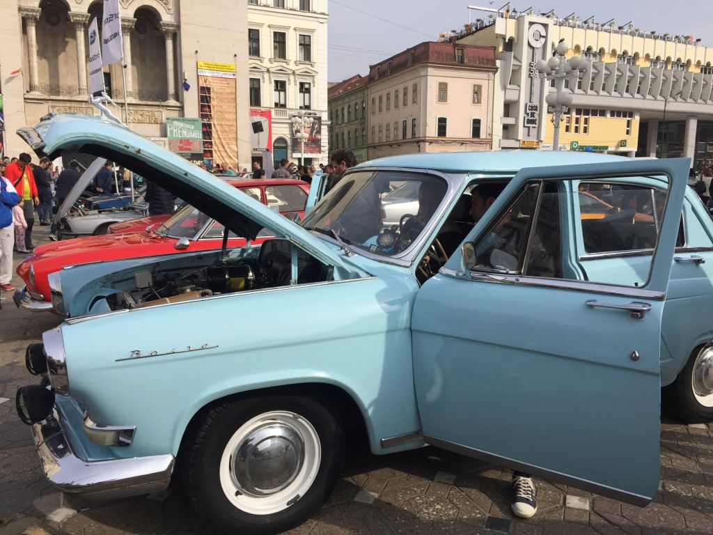 Mașina folosită de Robert Redford în filmul Havana, la Timișoara. E o replică, dar bijuteria a făcut furori printre iubitorii de mașini de epocă