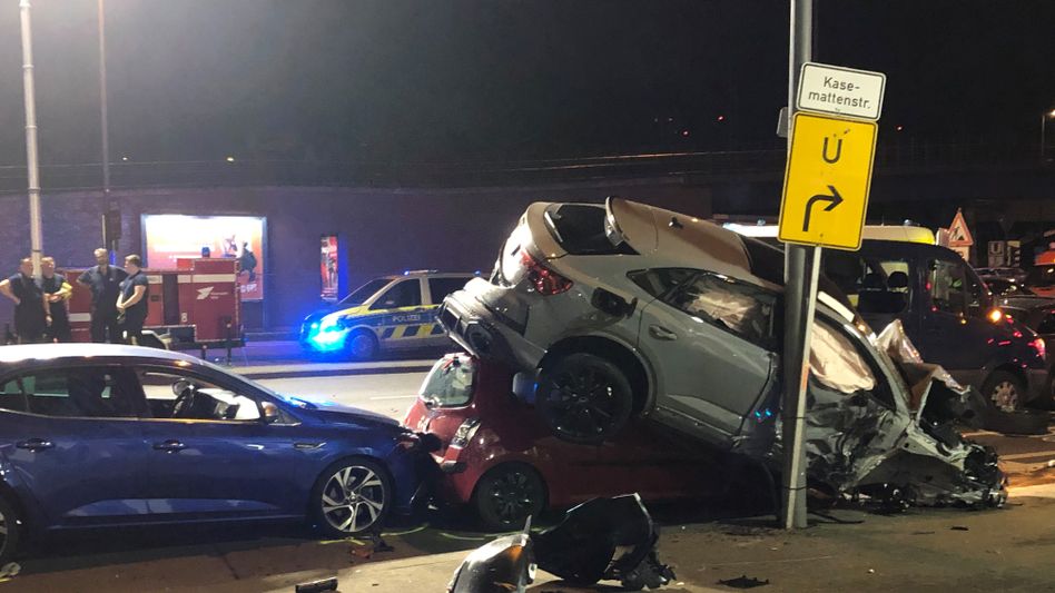Șoferul vinovat de accidentul cu 14 victime și 10 mașini distruse, filmat blocat la volan, în Köln. Arestat, după ce a fost descarcerat. VIDEO