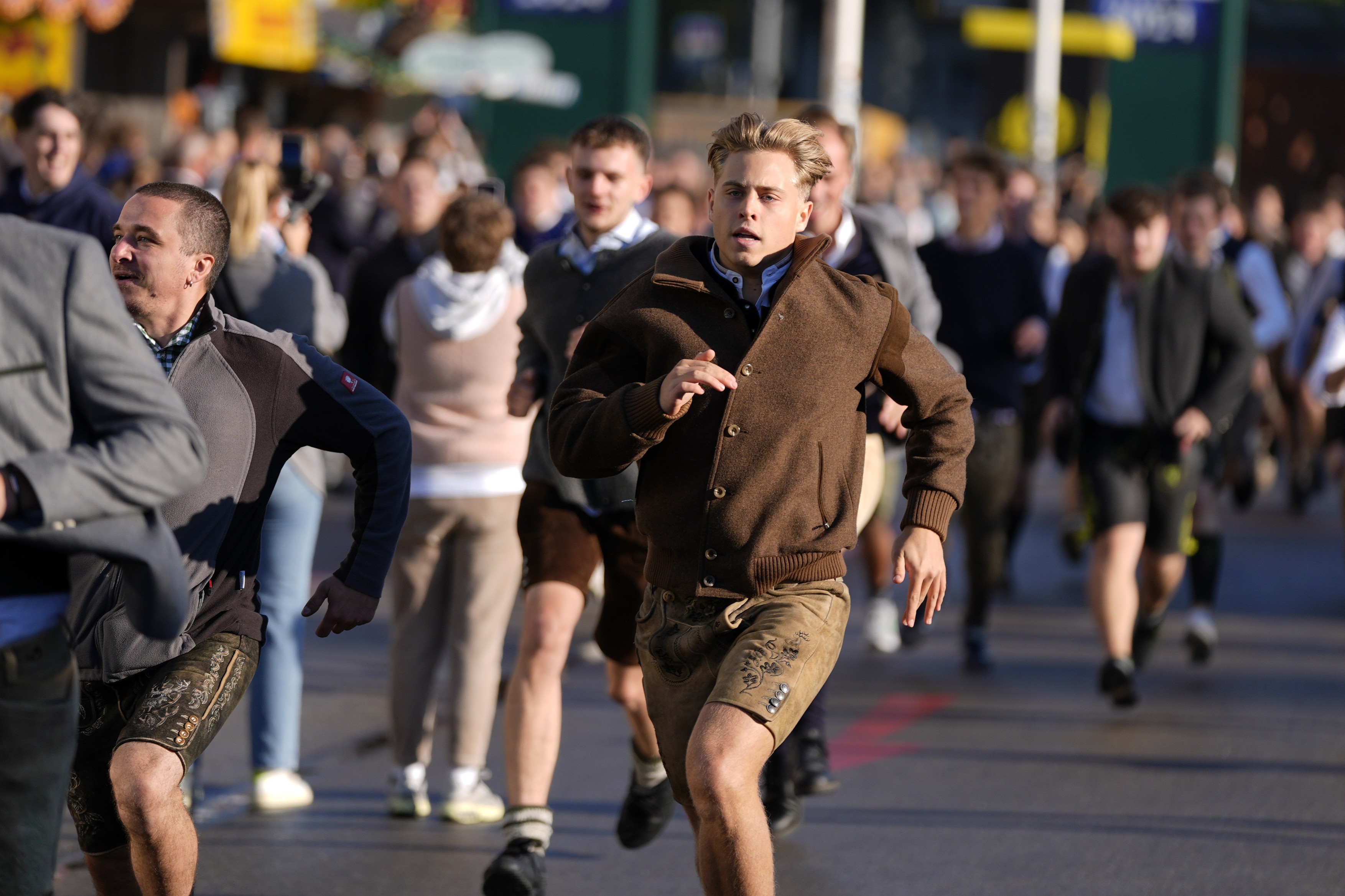 Mii de oameni au rupt-o la fugă spre berării, când s-au deschis porțile Oktoberfest 2024, la München | VIDEO