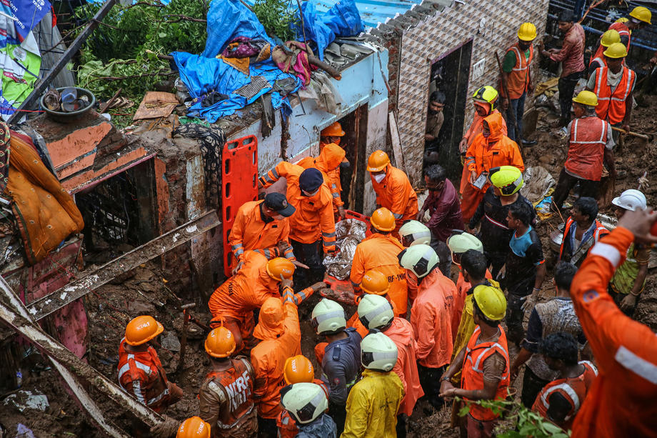 India, devastată de inundații și alunecări de teren. Cel puţin 112 oameni au murit