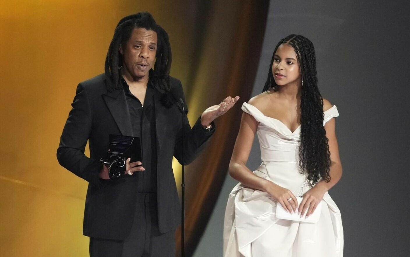 Jay-Z a răbufnit pe scenă la Premiile Grammy 2024: „Nu vreau să o fac de râs pe această tânără doamnă”. Beyonce l-a privit din public
